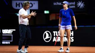 Swiatek delighted with new coach Roig ahead of European clay swing