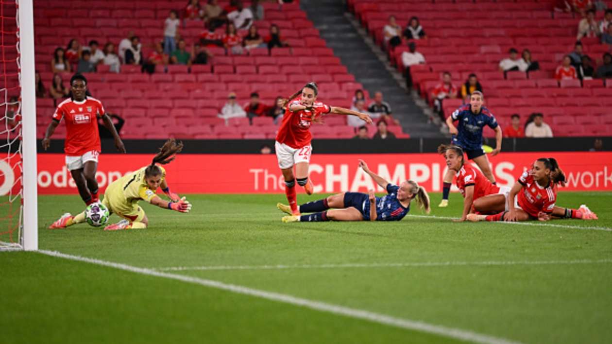 Benfica 0-2 Arsenal: Second-half double ensures first win for defending champions