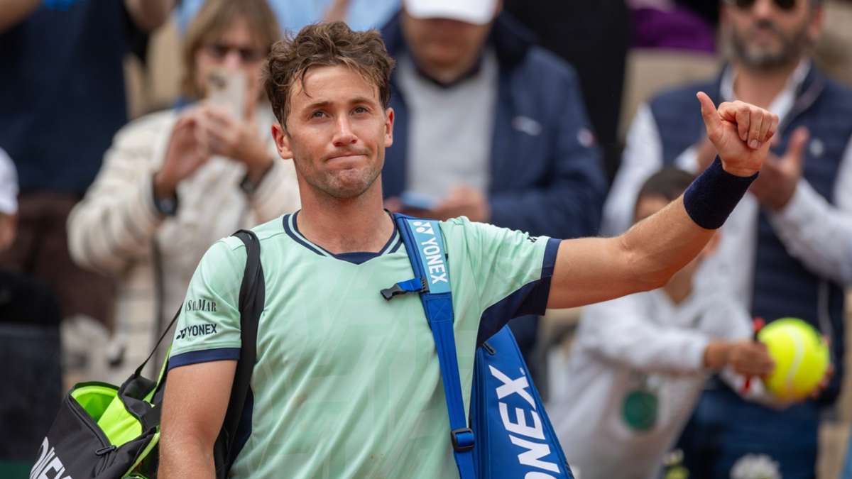 Ruud overcomes stern Stricker test to reach Gstaad quarters