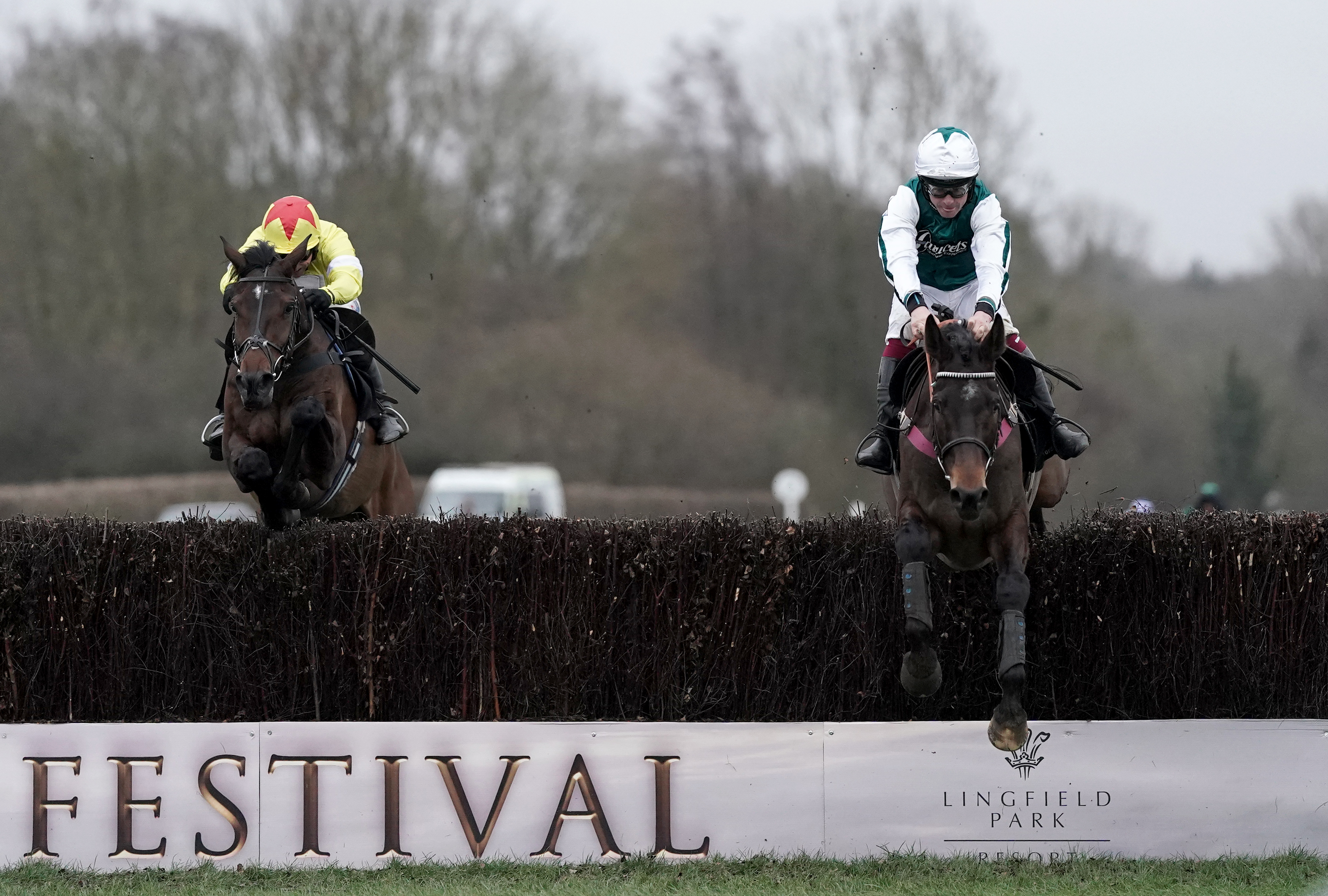 L’Homme Presse (right) edged out Protektorat at Lingfield
