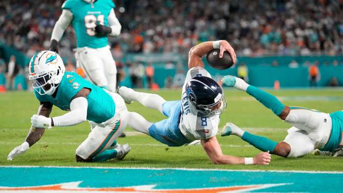 Tennessee Titans stun Miami Dolphins with two late touchdowns