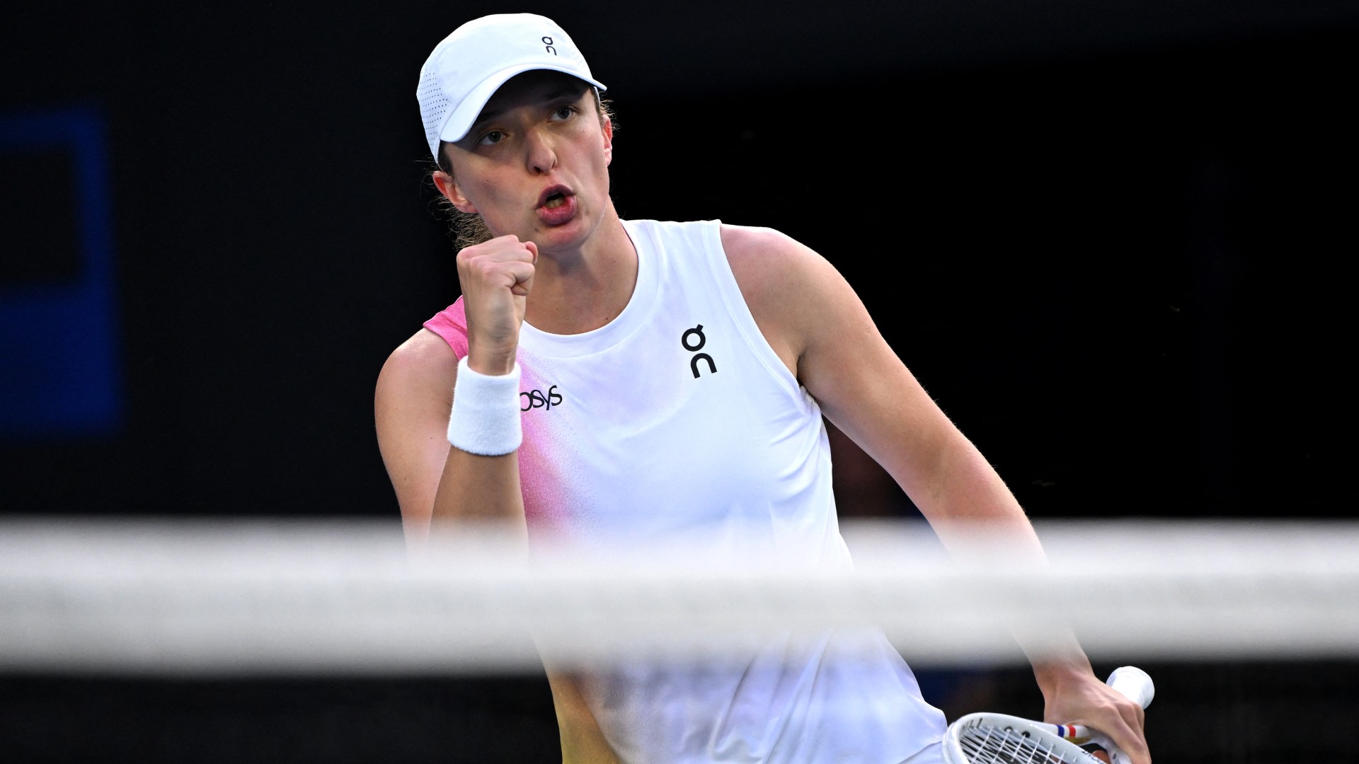 Australian Open: Commanding Swiatek breezes into quarter-finals