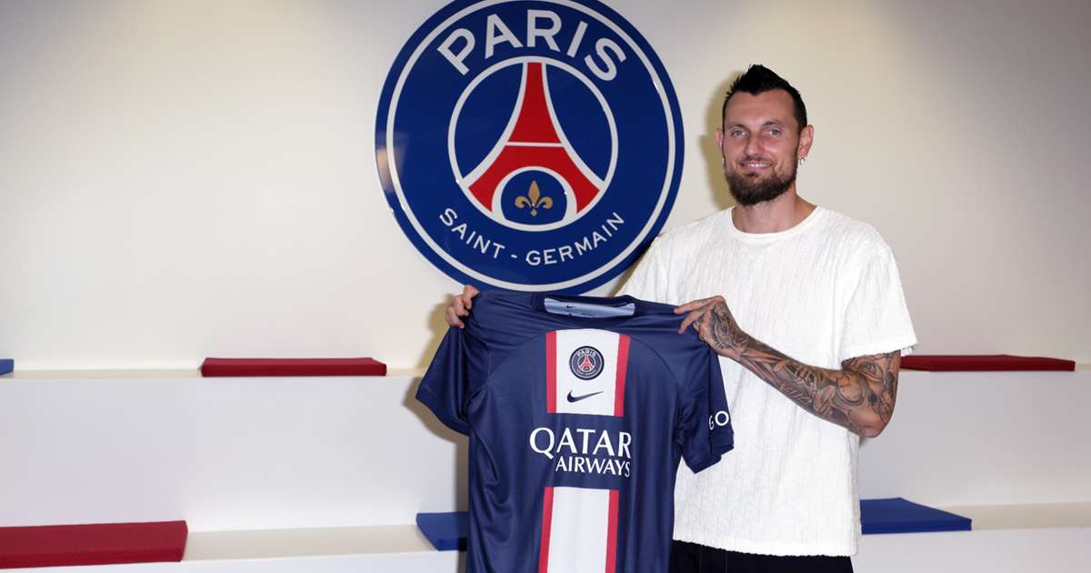 Goalkeeper Alexandre Letellier of PSG with wife Chloe Letellier post match  during the Ligue 1 match between Paris Saint Germain and Clermont Foot at P  Stock Photo - Alamy