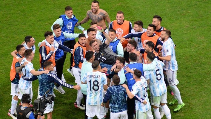 Argentina celebrate with goalkeeper Emiliano Martinez (C)