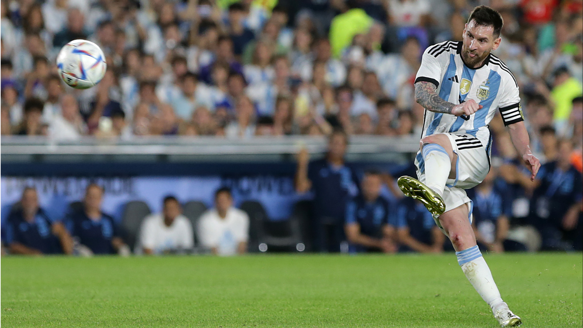Lionel Messi curls a free kick against Panama for his 800th career goal