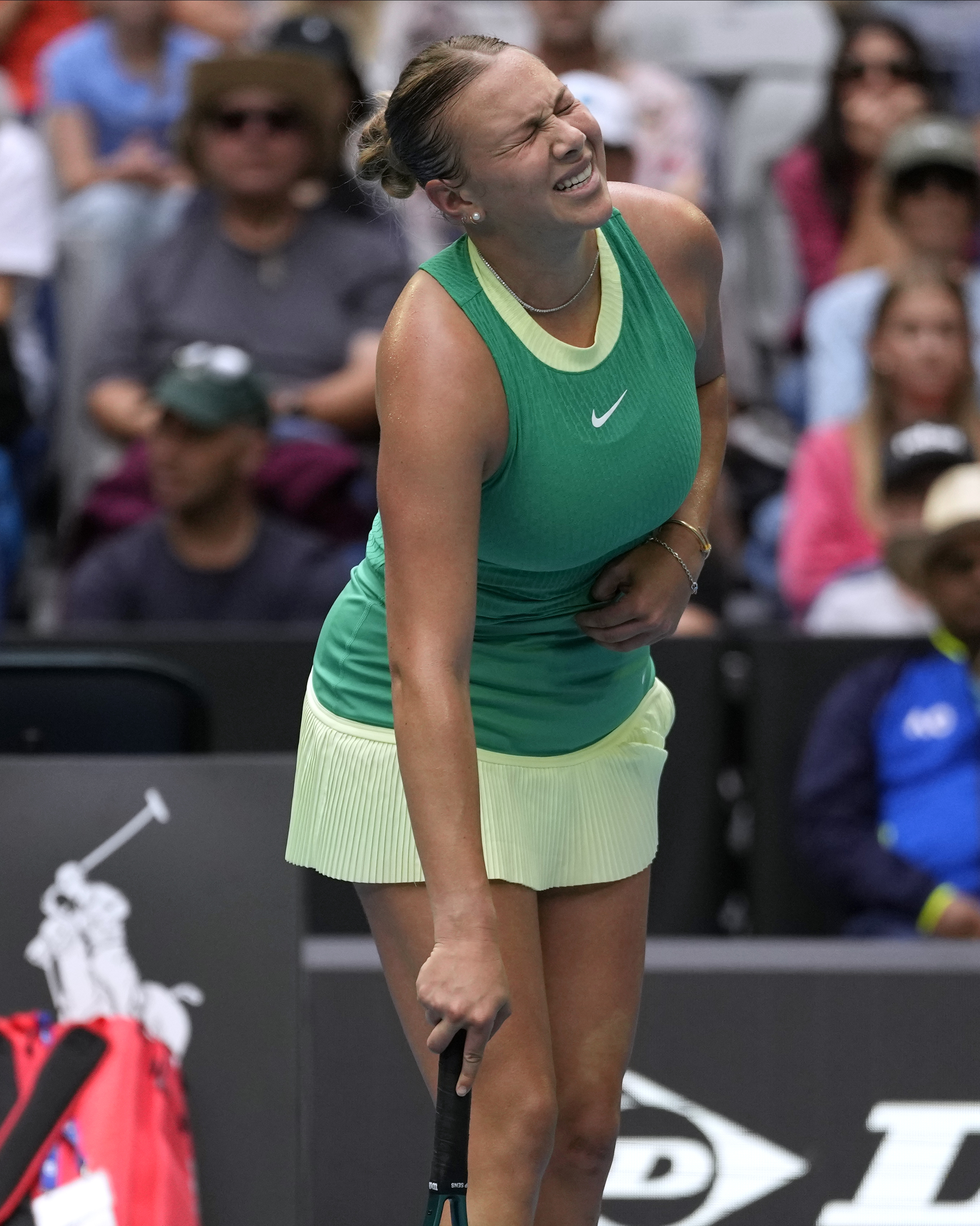 Amanda Anisimova struggled with stomach cramps