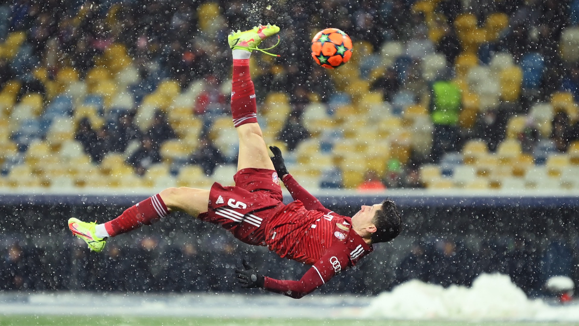 Robert Lewandowski volleys in a wonderful opener