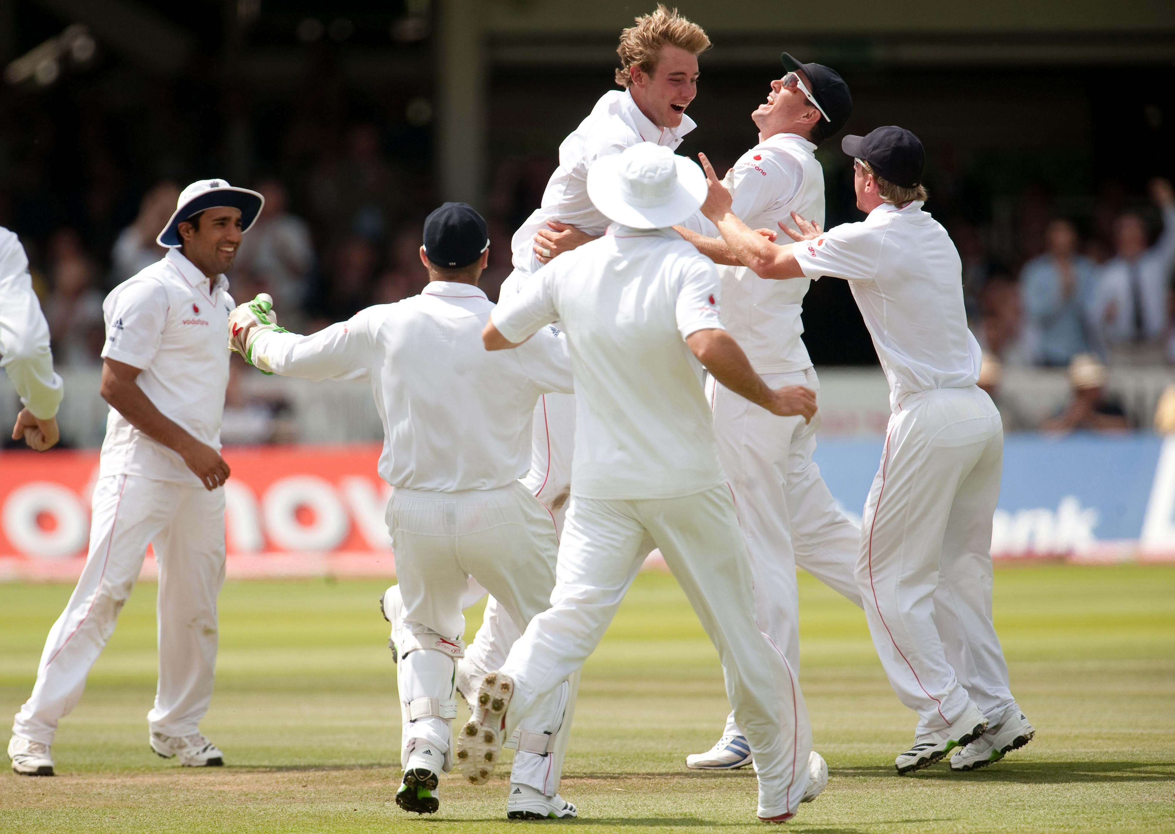 Broad celebrates bowling Australia captain Ricky Ponting during the fourth day of the second Ashes Test at Lord’s in 2009