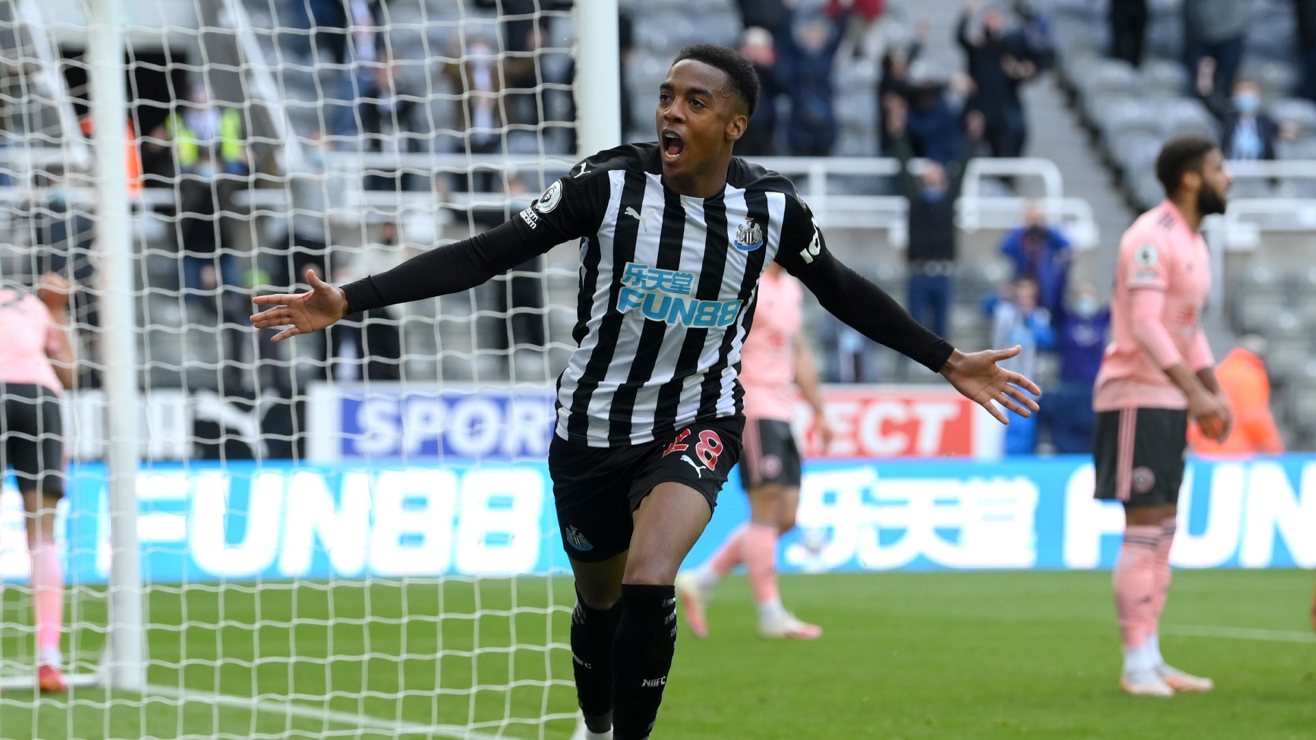 Six of the best puts Willock in Premier League record books