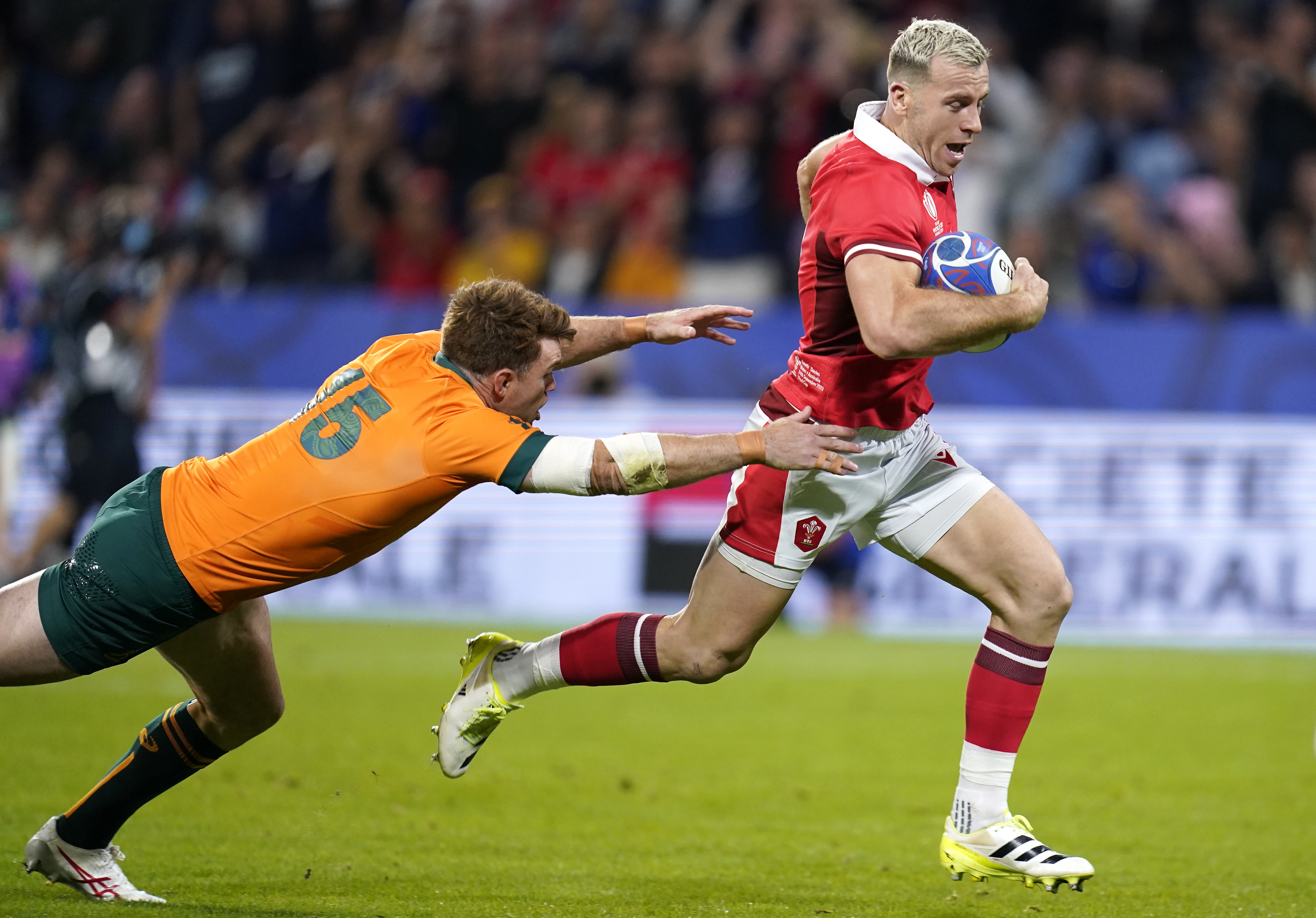 Gareth Davies scored Wales' first try