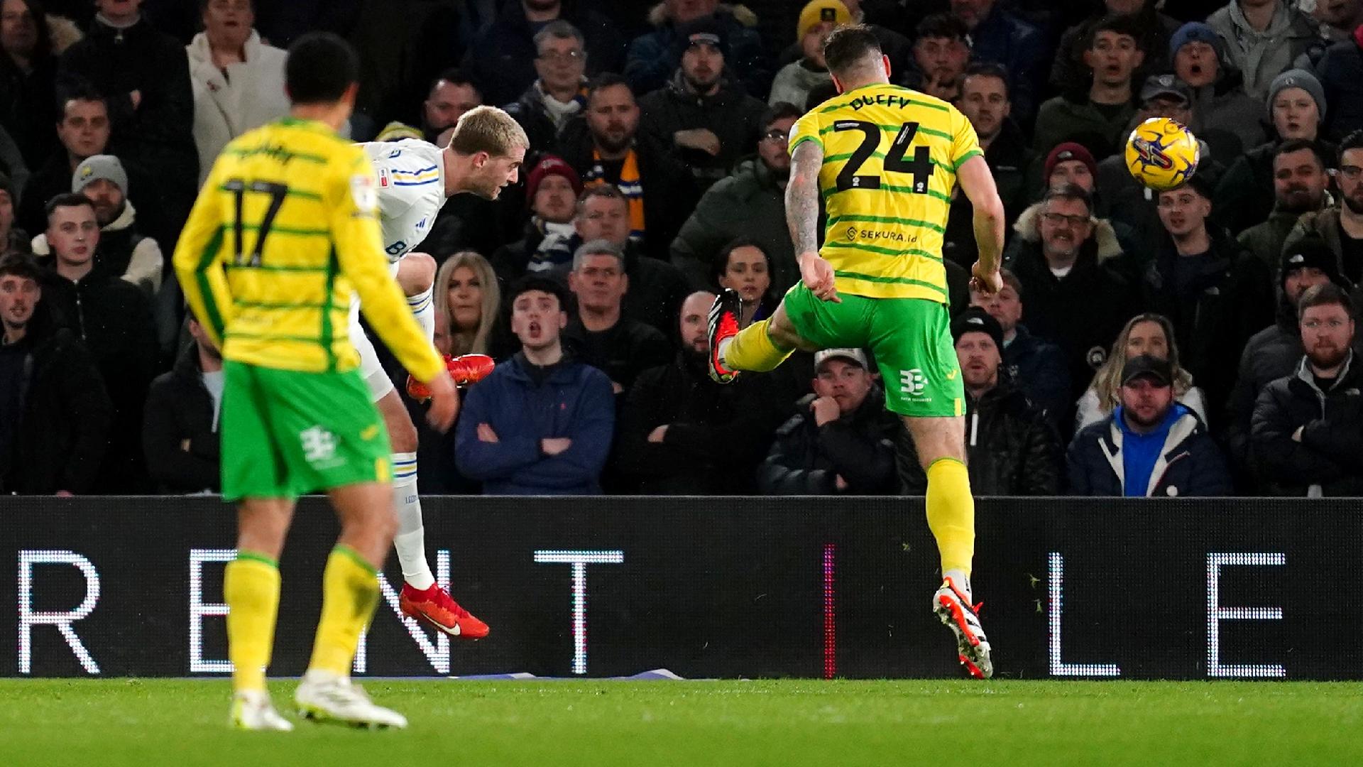 Patrick Bamford nets winner as Leeds beat Norwich to keep pressure on top two