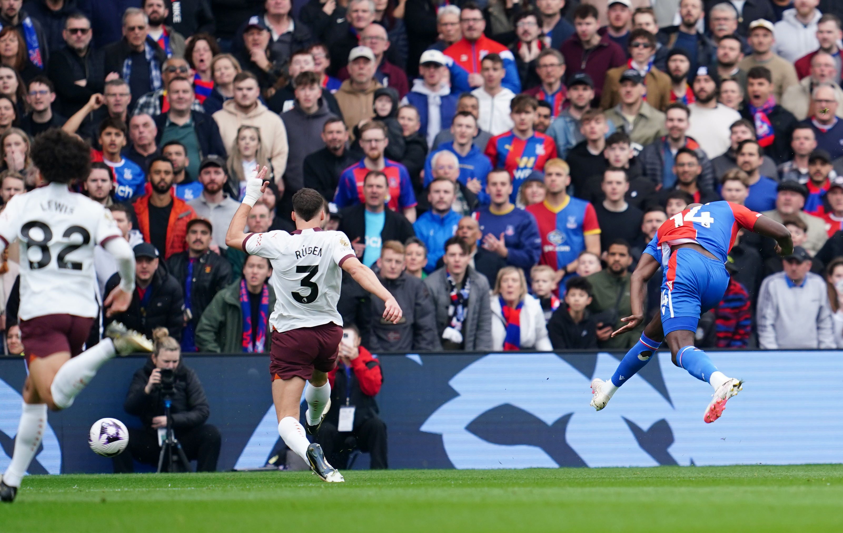 Manchester City keep up pressure on title rivals with win at Crystal Palace