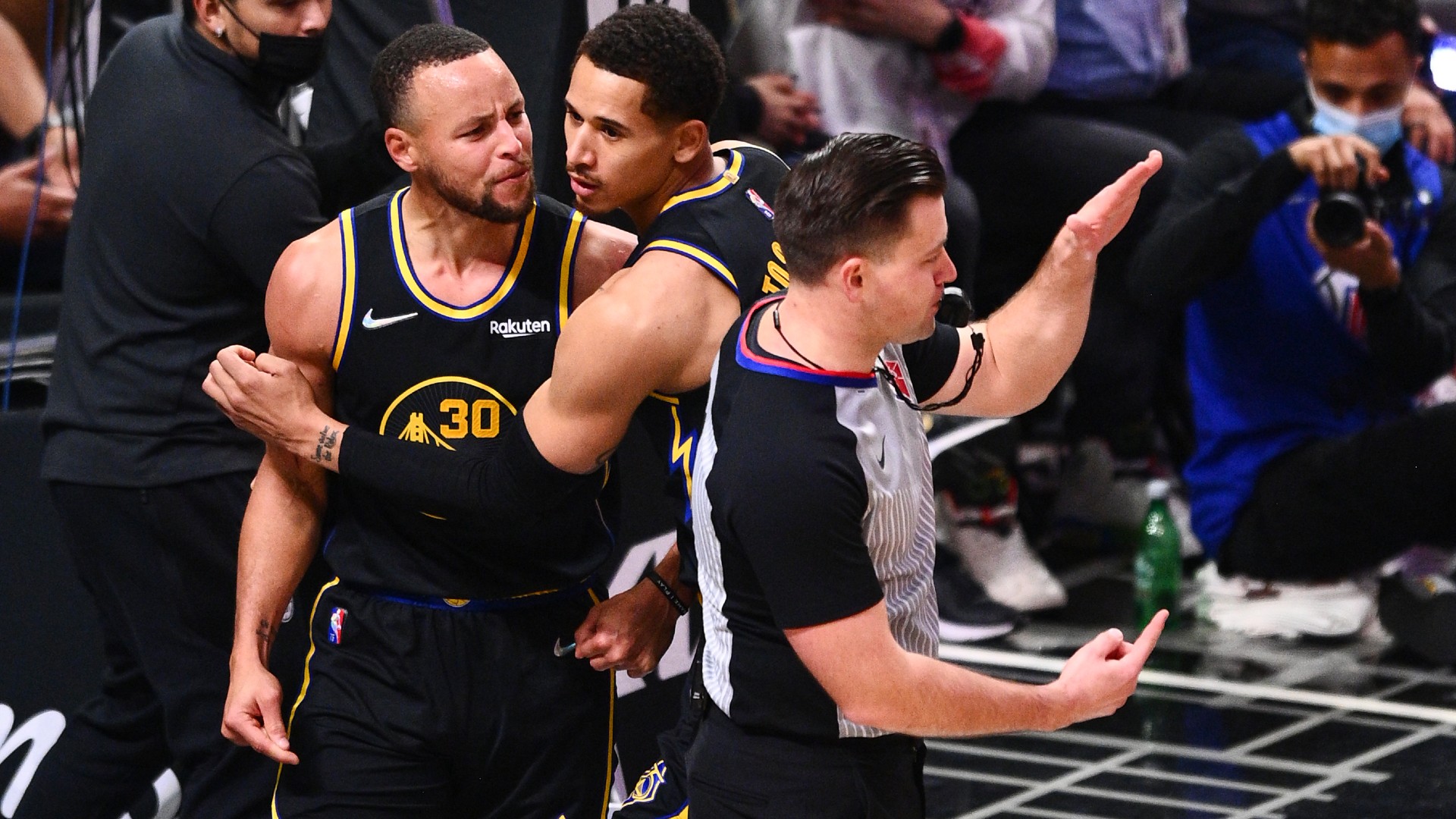 Stephen Curry (L) reacts in the Golden State Warriors' victory at the Los Angeles Clippers