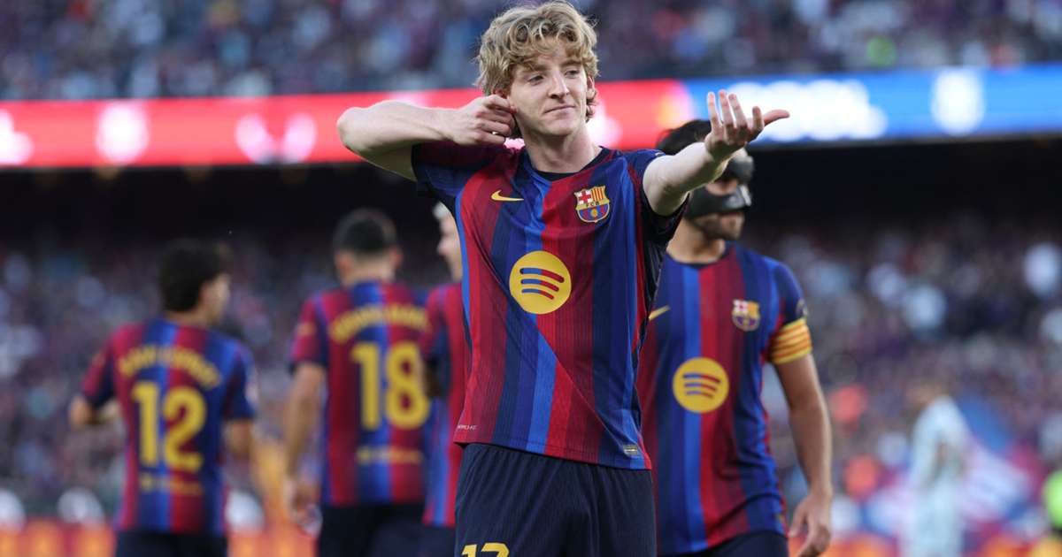 Anthony Gordon celebrates scoring his first Barcelona goal against Getafe