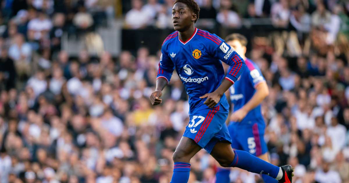 Kobbie Mainoo in action for Manchester United