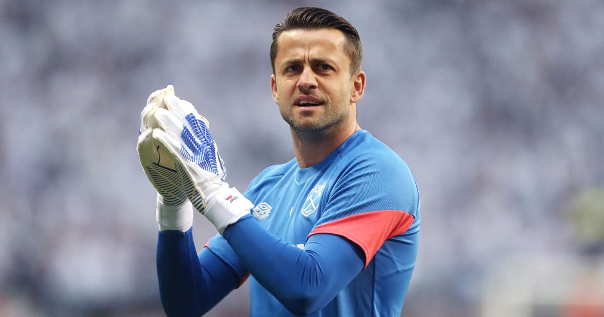 Fabianski 'honoured and proud' as goalkeeper agrees new West Ham deal