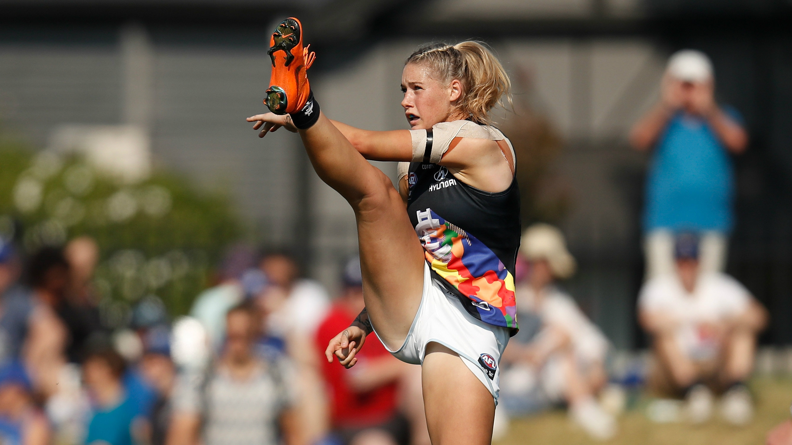 Tayla Harris photo sparks passionate social media response ...