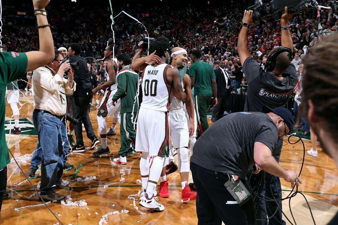 video: bayless, bucks beat bulls at the buzzer