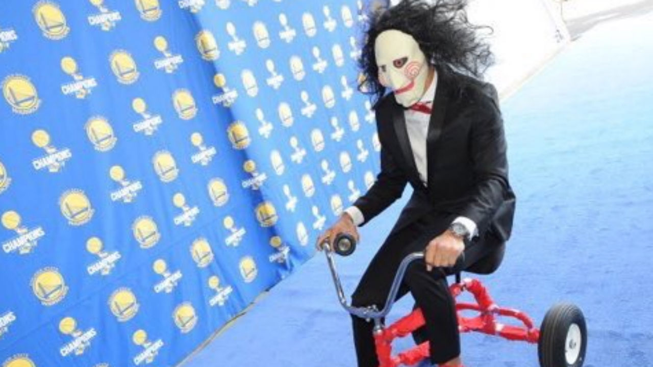 WATCH: Steph Curry arrives at Pistons game in Jigsaw Halloween costume ...