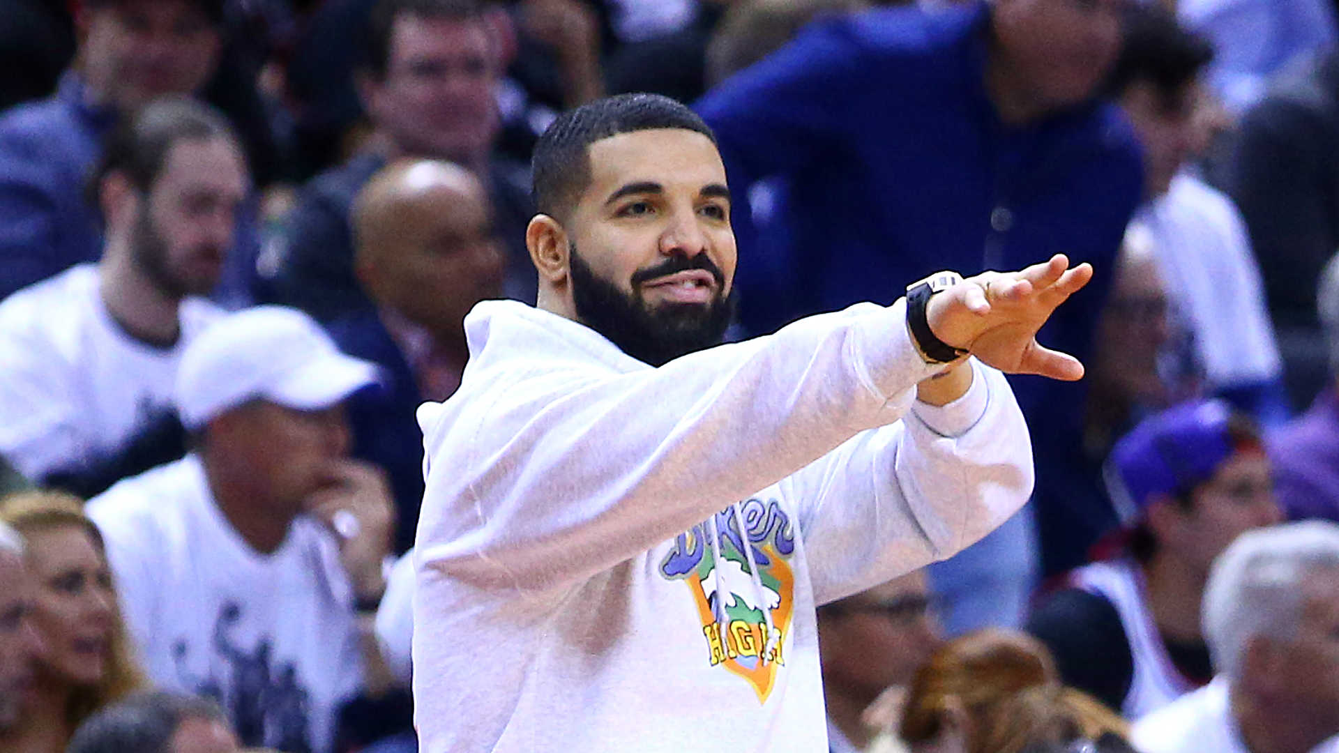 Bucks' plan Milwaukee radio station 'Breaks from Drake' during series