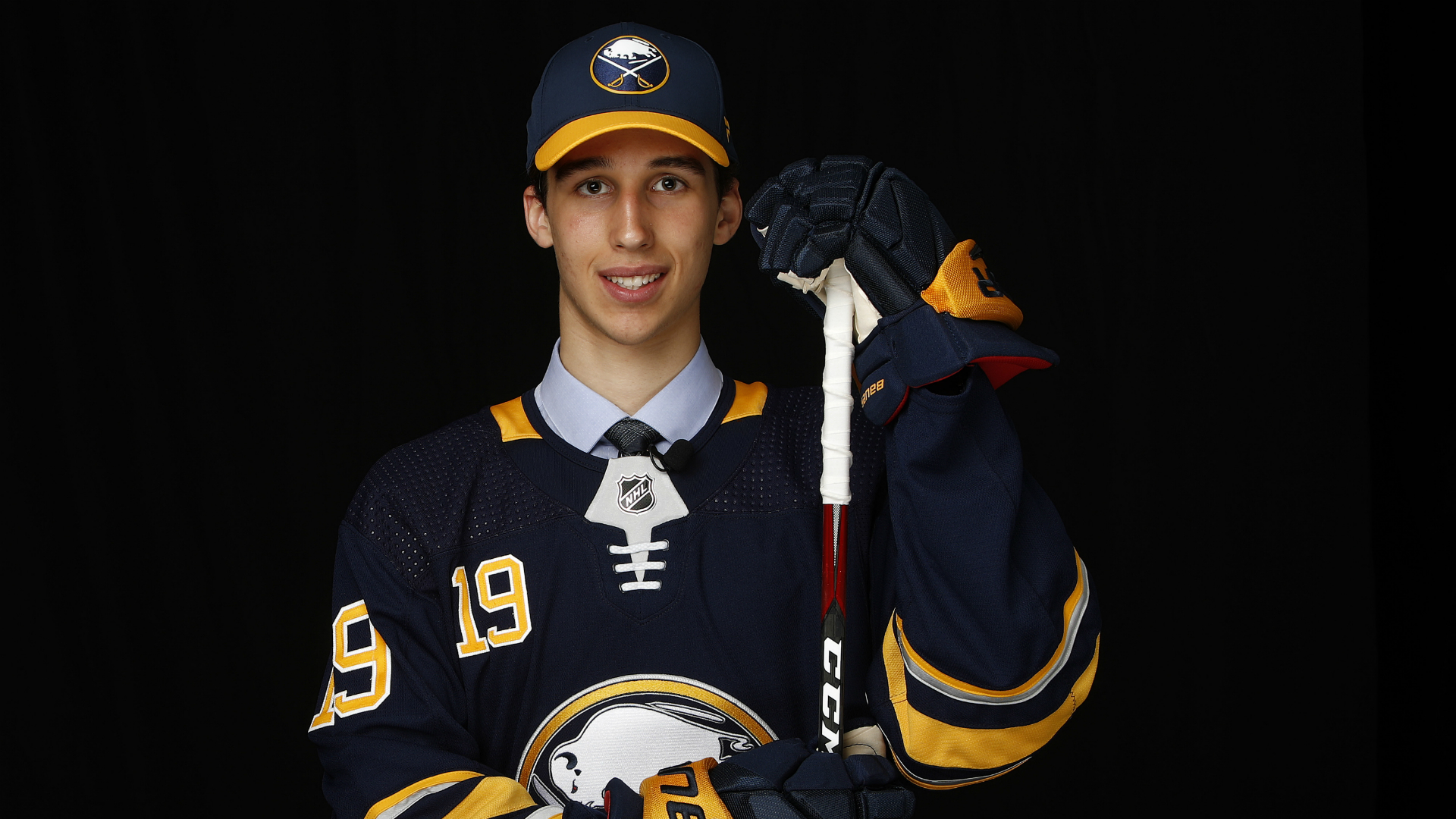 Sabres' Dylan Cozens suffers apparent hand injury at development camp