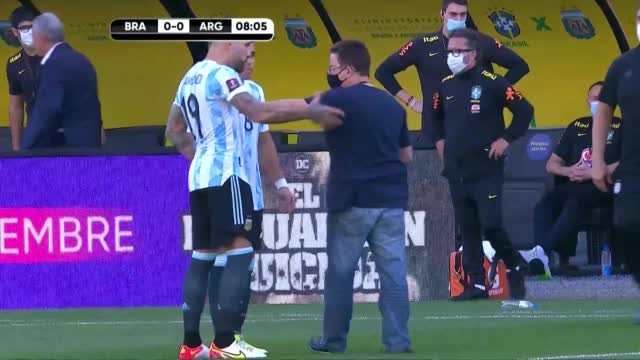 Thumbnail for article: Bizar: veld bestormd door officials bij Brazilië-Argentinië, duel gestaakt