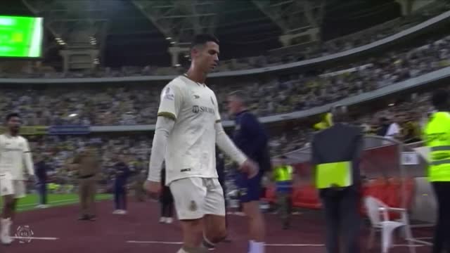 Thumbnail for article: Meer Ronaldo-boosheid: Portugees stormt het veld af, waterflesje is niet veilig