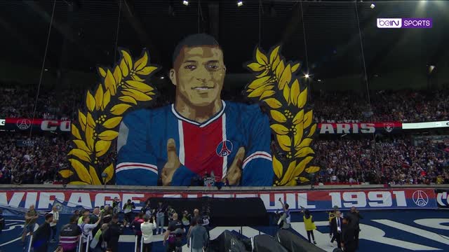 Thumbnail for article: Wauw: Mbappé onder de indruk van reusachtige poster bij afscheidswedstrijd