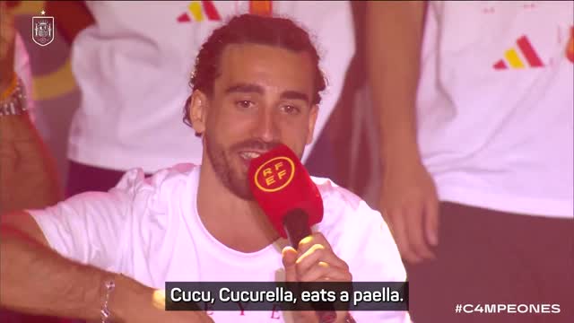  Cucurella doet 'Karim Rekiki'tje' bij Spaanse huldiging: 'Cucu Cucurella!'